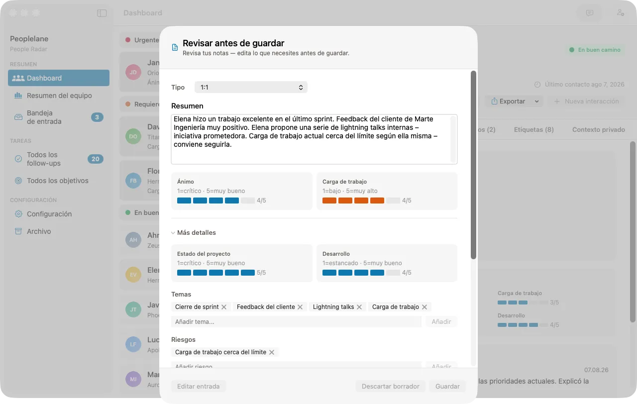 Un diálogo de revisión que muestra la entrada estructurada que la IA propuso a partir de una nota libre, con un resumen editable, valoraciones, temas y riesgos.